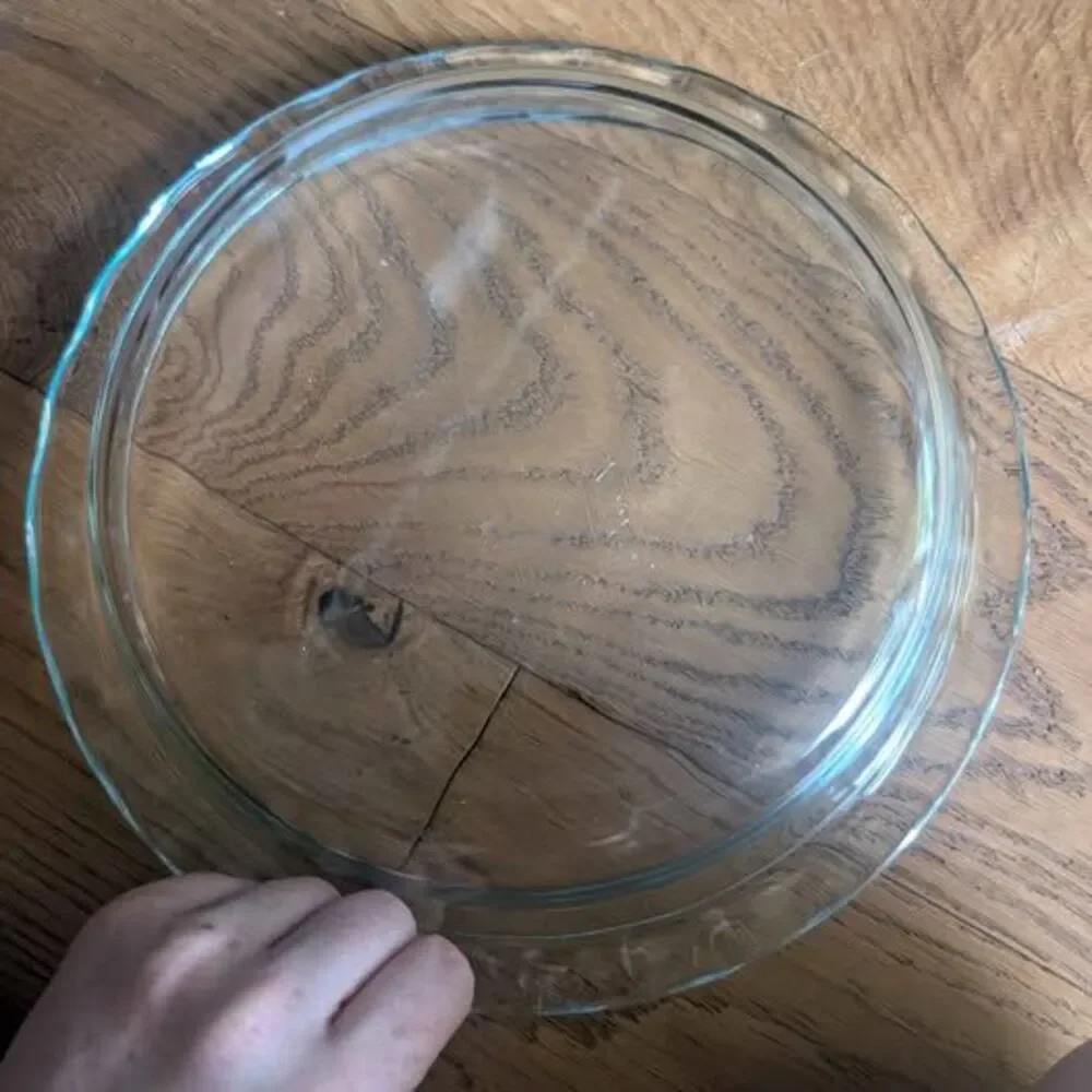Pyrex clear glass pie dish with ruffled / fluted edges 9.5
